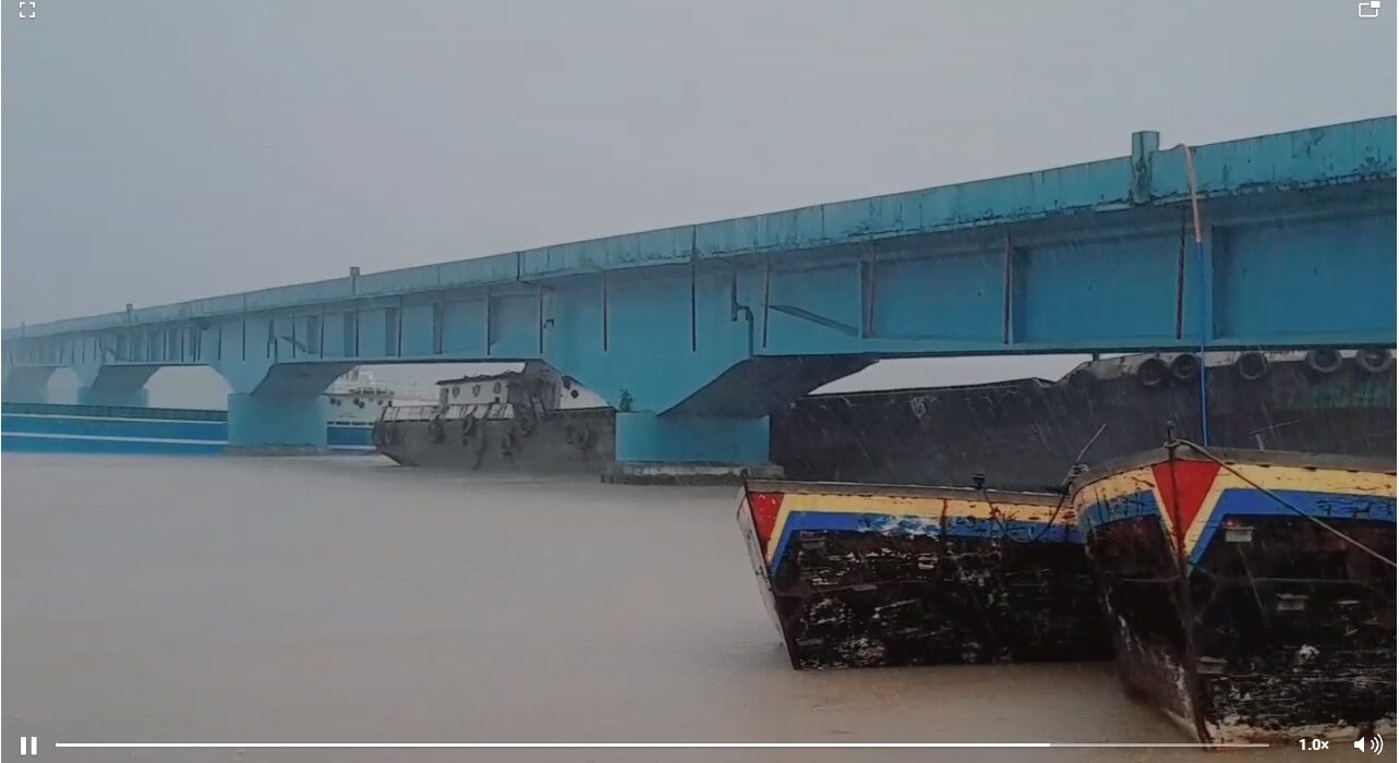 रायगड-रत्नागिरीला जोडणाऱ्या सावित्री नदीवरील आंबेत पुलाला भरकटलेल्या ड्रेजर आणि बार्जची धडक लागल्यानंतरचे दृश्य.