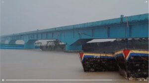 रायगड-रत्नागिरीला जोडणाऱ्या सावित्री नदीवरील आंबेत पुलाला भरकटलेल्या ड्रेजर आणि बार्जची धडक लागल्यानंतरचे दृश्य.