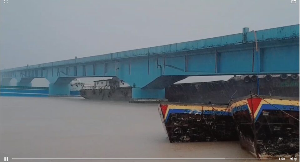 रायगड-रत्नागिरीला जोडणाऱ्या सावित्री नदीवरील आंबेत पुलाला भरकटलेल्या ड्रेजर आणि बार्जची धडक लागल्यानंतरचे दृश्य.
