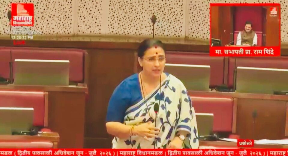 विधान परिषदेत गरीब रुग्णांसाठी राखीव खाटा आणि पंचतारांकित रुग्णालयांवरील कारवाईचा मुद्दा उपस्थित करताना आमदार चित्रा वाघ.