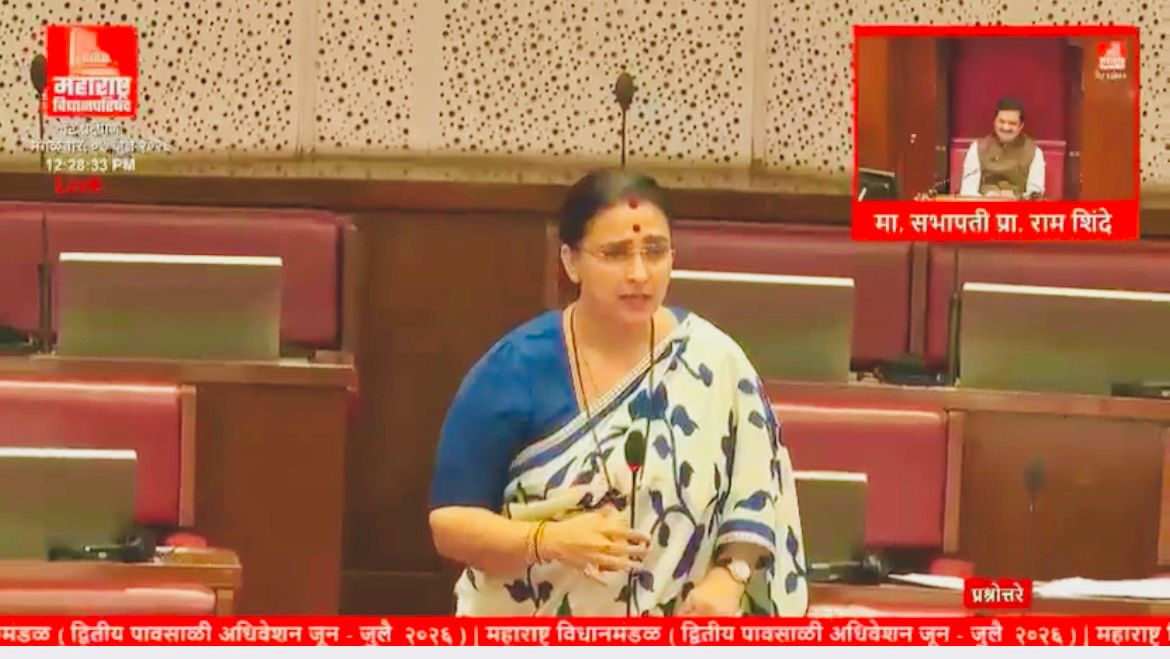 विधान परिषदेत गरीब रुग्णांसाठी राखीव खाटा आणि पंचतारांकित रुग्णालयांवरील कारवाईचा मुद्दा उपस्थित करताना आमदार चित्रा वाघ.
