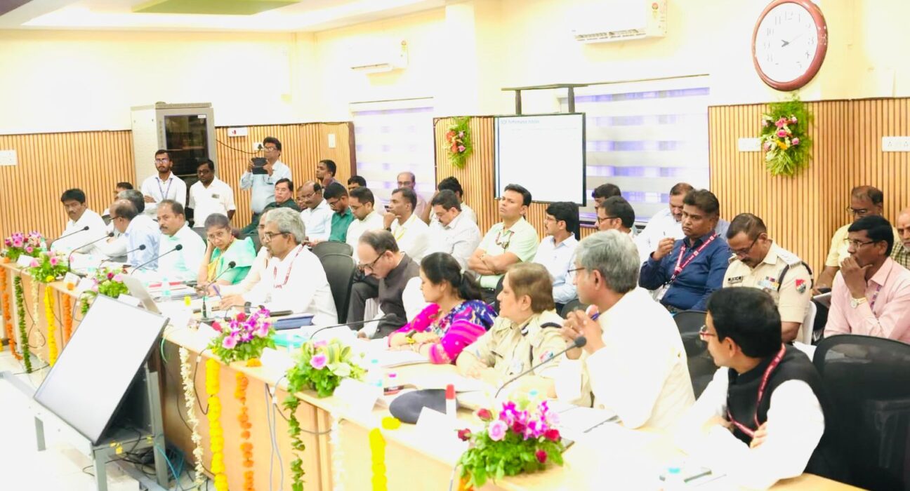 नांदेड येथे दक्षिण मध्य रेल्वेच्या संसदीय सल्लागार समितीच्या बैठकीत मराठवाड्यासाठी स्वतंत्र रेल्वे मंडळाच्या मागणीवर चर्चा करताना खासदार आणि रेल्वे अधिकारी.