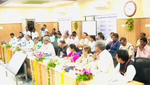 नांदेड येथे दक्षिण मध्य रेल्वेच्या संसदीय सल्लागार समितीच्या बैठकीत मराठवाड्यासाठी स्वतंत्र रेल्वे मंडळाच्या मागणीवर चर्चा करताना खासदार आणि रेल्वे अधिकारी.
