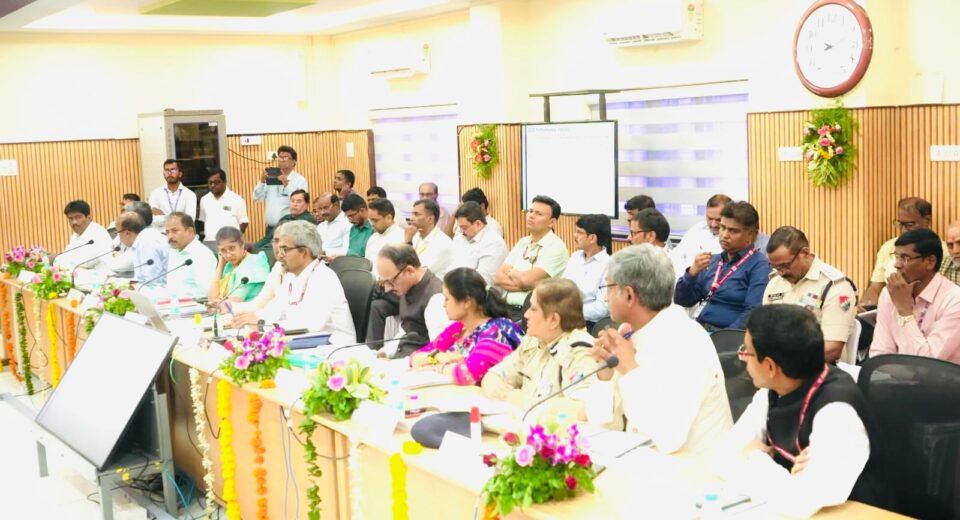 नांदेड येथे दक्षिण मध्य रेल्वेच्या संसदीय सल्लागार समितीच्या बैठकीत मराठवाड्यासाठी स्वतंत्र रेल्वे मंडळाच्या मागणीवर चर्चा करताना खासदार आणि रेल्वे अधिकारी.