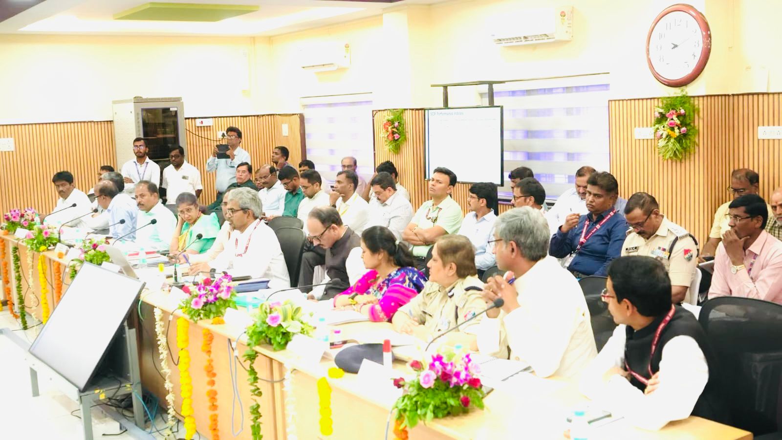 नांदेड येथे दक्षिण मध्य रेल्वेच्या संसदीय सल्लागार समितीच्या बैठकीत मराठवाड्यासाठी स्वतंत्र रेल्वे मंडळाच्या मागणीवर चर्चा करताना खासदार आणि रेल्वे अधिकारी.