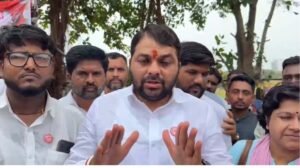 मुंबईतील शेतकरी आंदोलनादरम्यान माध्यमांशी संवाद साधताना शेतकरी नेते रविकांत तुपकर