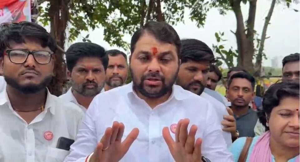मुंबईतील शेतकरी आंदोलनादरम्यान माध्यमांशी संवाद साधताना शेतकरी नेते रविकांत तुपकर
