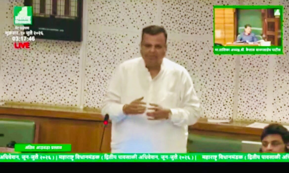 विधानसभेत अंतिम आठवडा प्रस्तावावरील चर्चेत सहभागी होत मुंबईच्या विकासाविषयी भाष्य करताना भाजप आमदार संजय उपाध्याय.