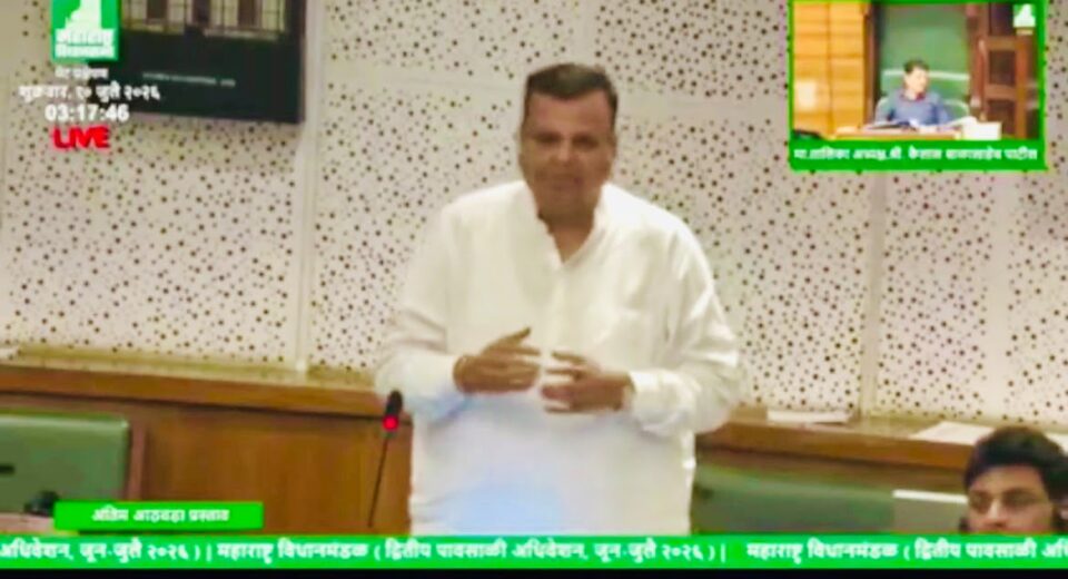 विधानसभेत अंतिम आठवडा प्रस्तावावरील चर्चेत सहभागी होत मुंबईच्या विकासाविषयी भाष्य करताना भाजप आमदार संजय उपाध्याय.