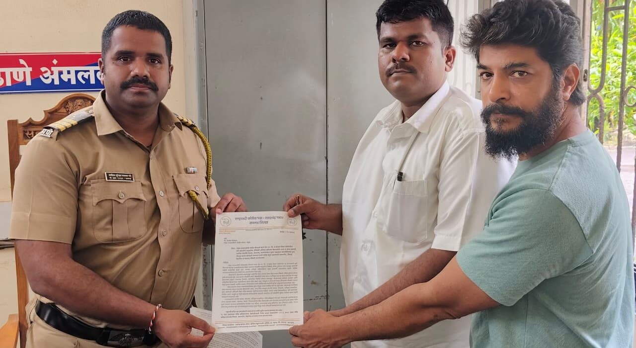 महाड एमआयडीसीतील कथित अनुदानित निंबोळी-लेपित युरियाच्या गैरवापरप्रकरणी पोलीस ठाण्यात निवेदन सादर करताना राष्ट्रवादी काँग्रेस (शरदचंद्र पवार) पक्षाचे पदाधिकारी.