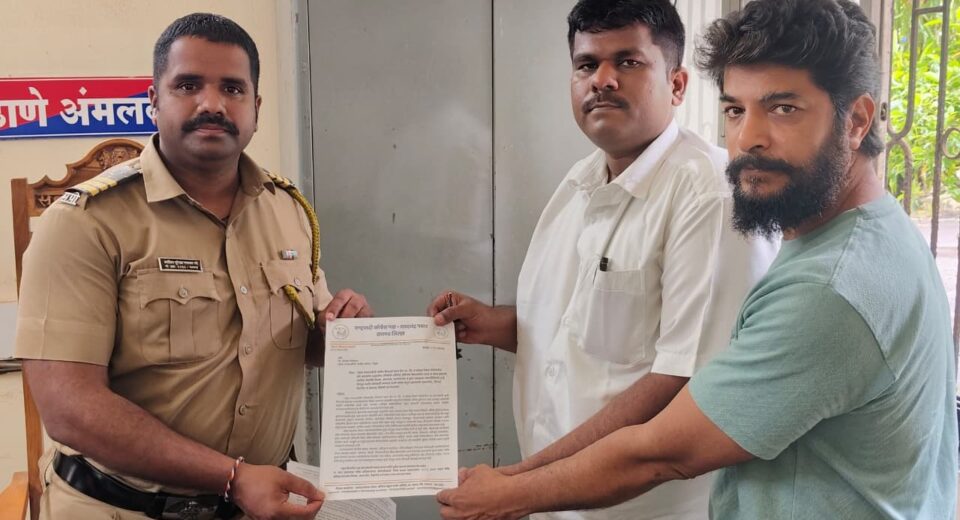 महाड एमआयडीसीतील कथित अनुदानित निंबोळी-लेपित युरियाच्या गैरवापरप्रकरणी पोलीस ठाण्यात निवेदन सादर करताना राष्ट्रवादी काँग्रेस (शरदचंद्र पवार) पक्षाचे पदाधिकारी.