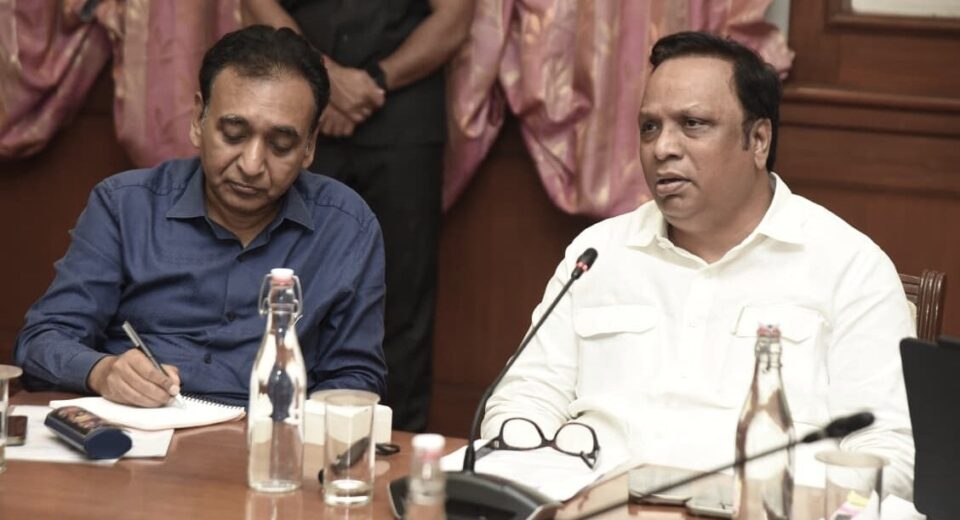 Mumbai Guardian Minister Ashish Shelar chairs a high-level review meeting on establishing a Registered Vehicle Scrapping Facility (RVSF) to improve traffic management and address abandoned vehicles in Mumbai.