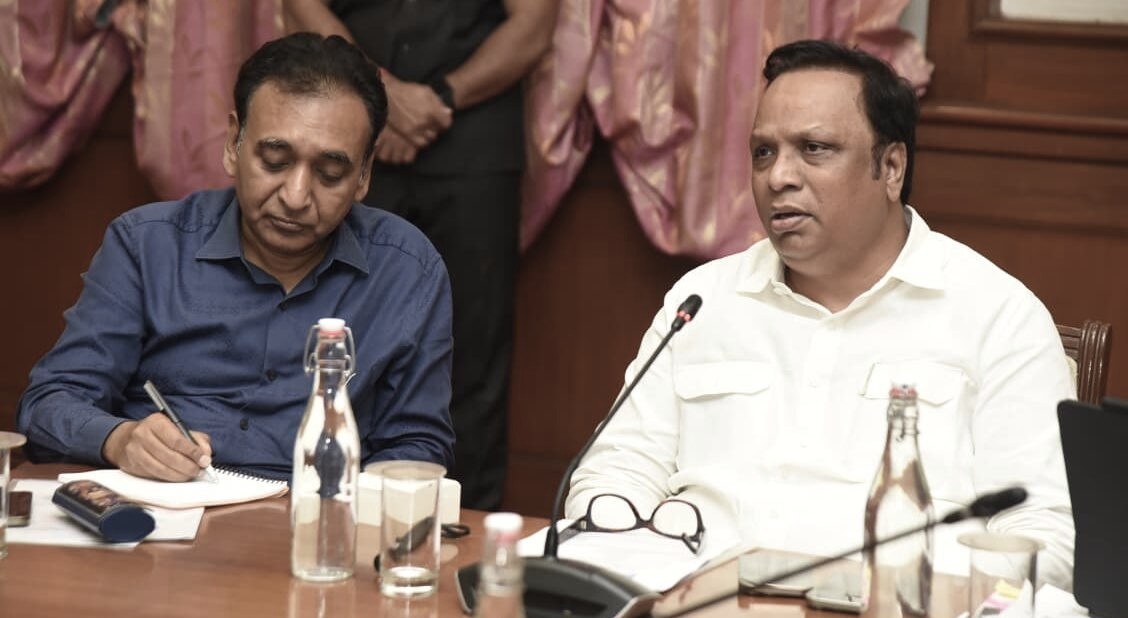 Mumbai Guardian Minister Ashish Shelar chairs a high-level review meeting on establishing a Registered Vehicle Scrapping Facility (RVSF) to improve traffic management and address abandoned vehicles in Mumbai.