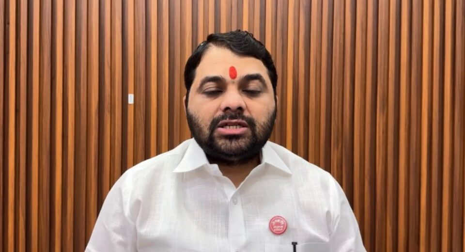शेतकरी नेते रविकांत तुपकर नियमित कर्जदार शेतकऱ्यांसाठी ₹२ लाख प्रोत्साहन अनुदानाची मागणी करताना.