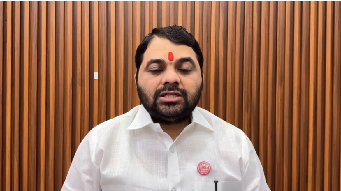 शेतकरी नेते रविकांत तुपकर नियमित कर्जदार शेतकऱ्यांसाठी ₹२ लाख प्रोत्साहन अनुदानाची मागणी करताना.