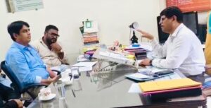 राष्ट्रवादी काँग्रेस (शरदचंद्र पवार) पक्षाचे प्रवक्ते ॲड. अमोल मातेले आणि शिष्टमंडळ मुंबई विद्यापीठाच्या CDOE संचालकांसोबत विद्यार्थ्यांच्या प्रलंबित निकाल आणि पुनर्मूल्यांकनाच्या मागण्यांवर चर्चा करताना.