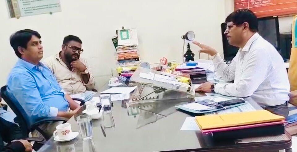 राष्ट्रवादी काँग्रेस (शरदचंद्र पवार) पक्षाचे प्रवक्ते ॲड. अमोल मातेले आणि शिष्टमंडळ मुंबई विद्यापीठाच्या CDOE संचालकांसोबत विद्यार्थ्यांच्या प्रलंबित निकाल आणि पुनर्मूल्यांकनाच्या मागण्यांवर चर्चा करताना.