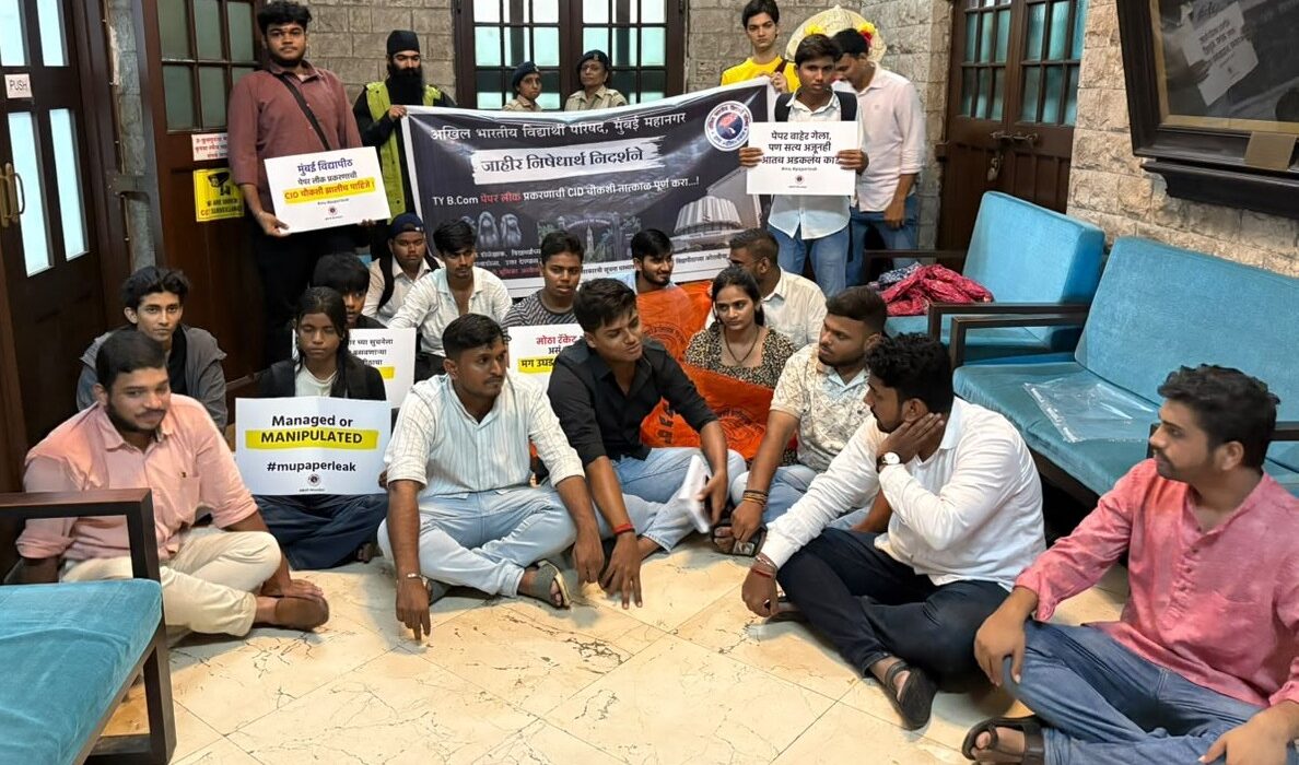 टीवायबीकॉम पेपरफुटीप्रकरणी सीआयडी चौकशीच्या मागणीसाठी मुंबई विद्यापीठाच्या फोर्ट कॅम्पसमधील कुलगुरू कार्यालयासमोर आंदोलन करताना अभाविपचे विद्यार्थी कार्यकर्ते.