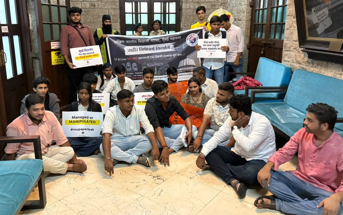 टीवायबीकॉम पेपरफुटीप्रकरणी सीआयडी चौकशीच्या मागणीसाठी मुंबई विद्यापीठाच्या फोर्ट कॅम्पसमधील कुलगुरू कार्यालयासमोर आंदोलन करताना अभाविपचे विद्यार्थी कार्यकर्ते.
