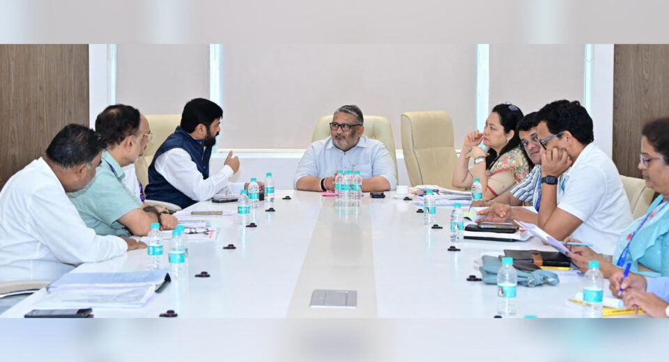 कामगार मंत्री आकाश फुंडकर यांनी नव्या श्रम नियमावलीबाबत अधिकाऱ्यांसोबत बैठक घेतली