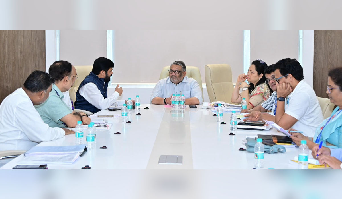 कामगार मंत्री आकाश फुंडकर यांनी नव्या श्रम नियमावलीबाबत अधिकाऱ्यांसोबत बैठक घेतली