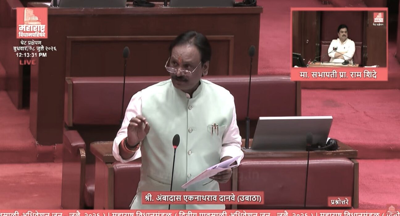 शिवसेना (उद्धव बाळासाहेब ठाकरे) गटाचे नेते अंबादास दानवे विधान परिषदेत रमाई आवास योजनेतील कथित बनावट कागदपत्रांचा मुद्दा उपस्थित करताना.