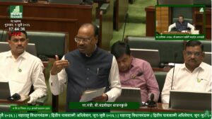 विधानसभेत २०११ पूर्वीच्या पात्र झोपडीधारकांच्या पुनर्वसन धोरणाबाबत माहिती देताना महसूलमंत्री चंद्रशेखर बावनकुळे.