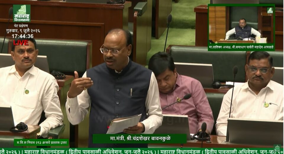 विधानसभेत २०११ पूर्वीच्या पात्र झोपडीधारकांच्या पुनर्वसन धोरणाबाबत माहिती देताना महसूलमंत्री चंद्रशेखर बावनकुळे.