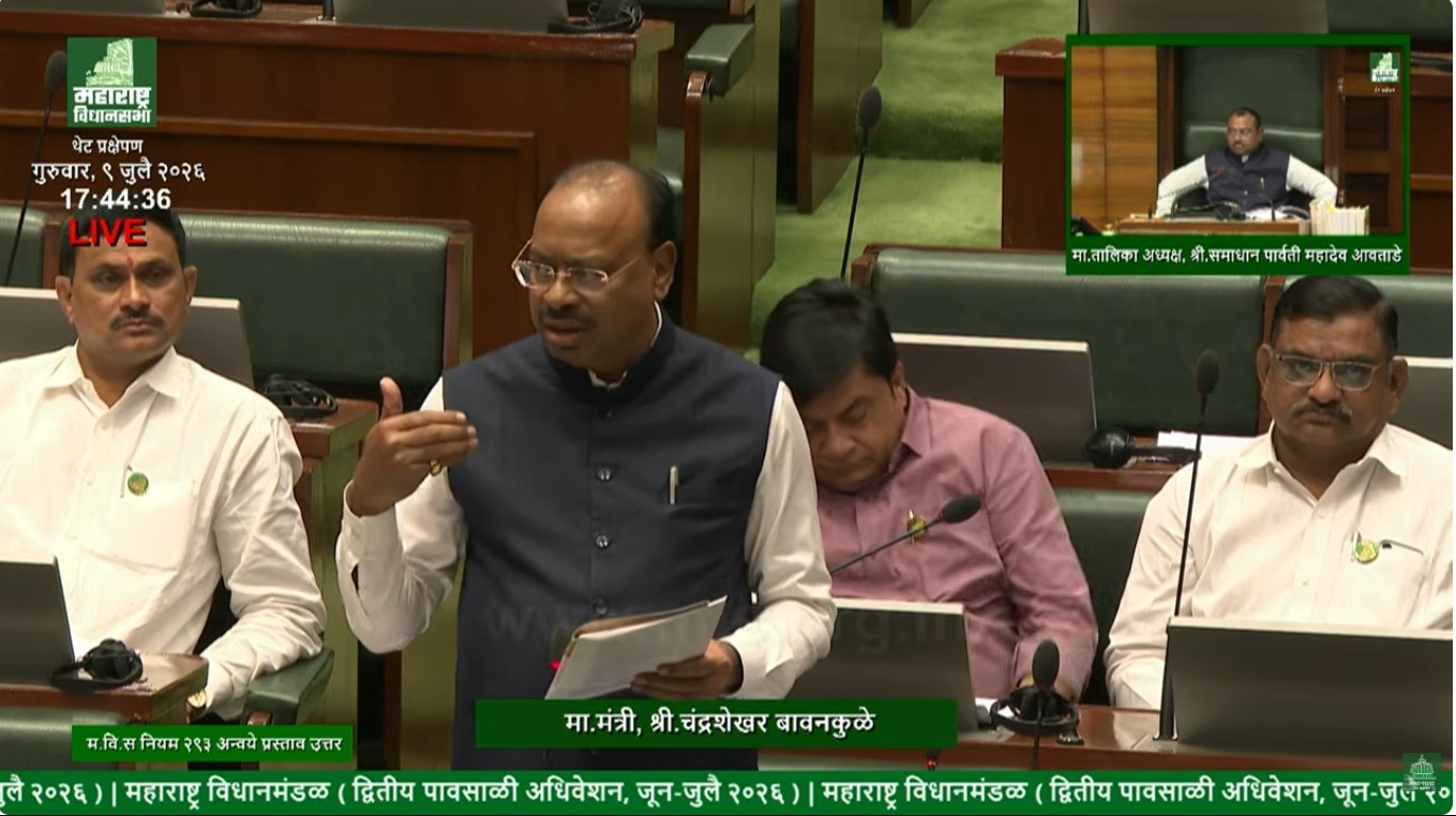 विधानसभेत २०११ पूर्वीच्या पात्र झोपडीधारकांच्या पुनर्वसन धोरणाबाबत माहिती देताना महसूलमंत्री चंद्रशेखर बावनकुळे.