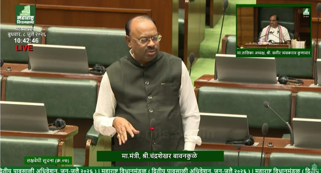महसूल मंत्री चंद्रशेखर बावनकुळे विधानसभेत मिशनरी संस्थांच्या जमिनींच्या राज्यव्यापी चौकशीची घोषणा करताना.