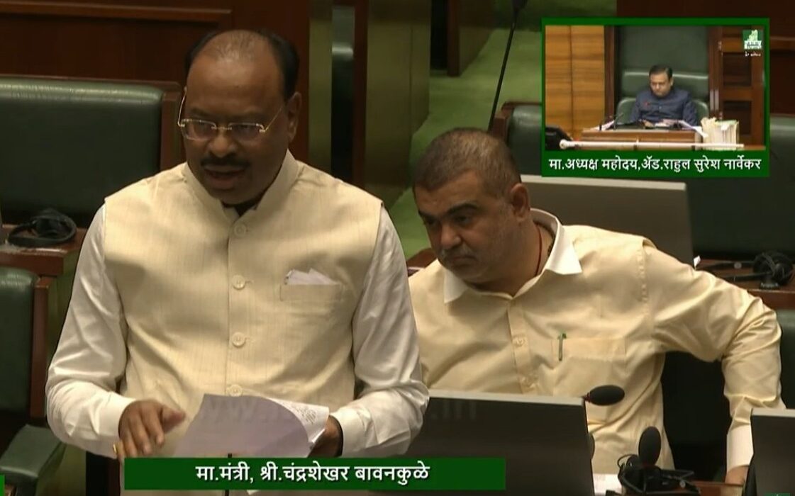 महसूलमंत्री चंद्रशेखर बावनकुळे विधान परिषदेत शेतीसाठी गाळ, माती आणि मुरूम रॉयल्टीमुक्त करण्याच्या निर्णयाची घोषणा करताना.