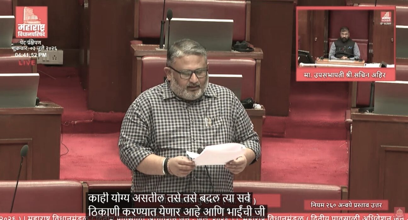 विधान परिषदेत नवीन श्रमसंहितांबाबत माहिती देताना कामगार मंत्री आकाश फुंडकर.
