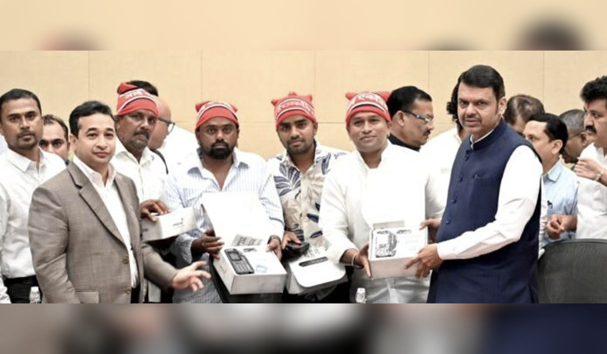 मुख्यमंत्री देवेंद्र फडणवीस यांच्या हस्ते खोल समुद्रातील मच्छिमारांना सॅटेलाइट फोनचे प्रातिनिधिक वितरण करतानाचे दृश्य.