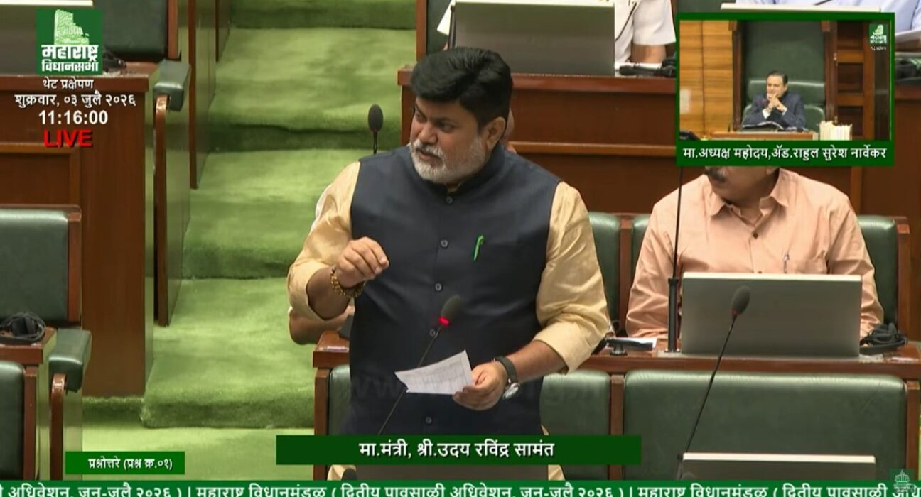 विधानसभेत मुंबईच्या डिसॅलिनेशन प्रकल्पाबाबत माहिती देताना उद्योगमंत्री उदय सामंत.