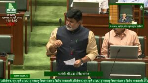 विधानसभेत मुंबईच्या डिसॅलिनेशन प्रकल्पाबाबत माहिती देताना उद्योगमंत्री उदय सामंत.