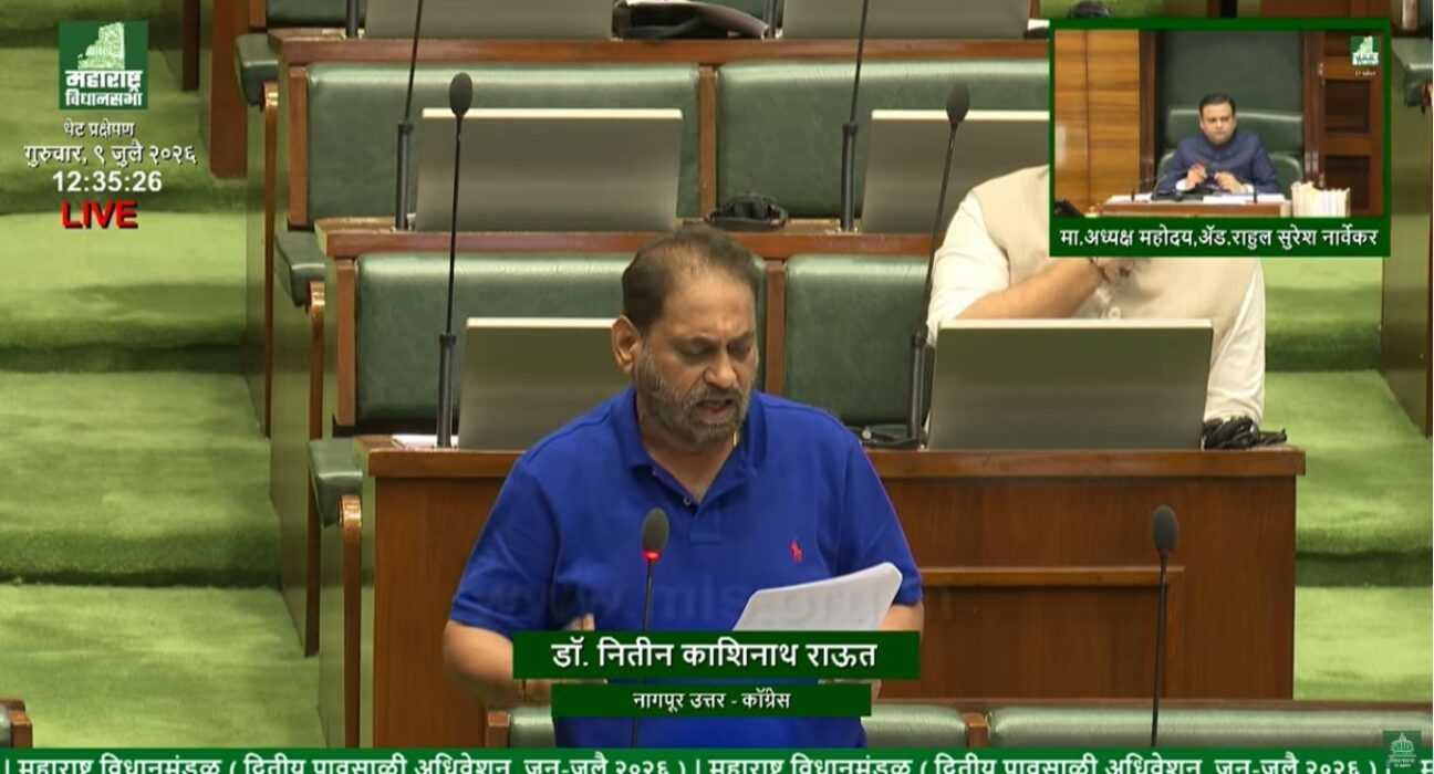 'लोकराज्य' मासिकातील डॉ. बाबासाहेब आंबेडकर यांच्या छायाचित्राच्या मुद्रणदोषाचा मुद्दा विधानसभेत उपस्थित करत सरकारकडून स्पष्टीकरण आणि कारवाईची मागणी करताना काँग्रेसचे आमदार डॉ. नितीन राऊत.