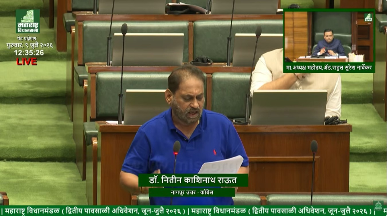 'लोकराज्य' मासिकातील डॉ. बाबासाहेब आंबेडकर यांच्या छायाचित्राच्या मुद्रणदोषाचा मुद्दा विधानसभेत उपस्थित करत सरकारकडून स्पष्टीकरण आणि कारवाईची मागणी करताना काँग्रेसचे आमदार डॉ. नितीन राऊत.