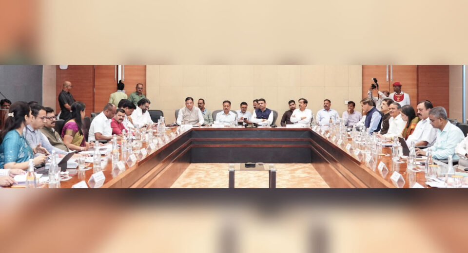 पालघर पूरस्थितीचा आढावा घेण्यासाठी मुख्यमंत्री देवेंद्र फडणवीस यांच्या अध्यक्षतेखाली मंत्रालयात आयोजित उच्चस्तरीय बैठक.