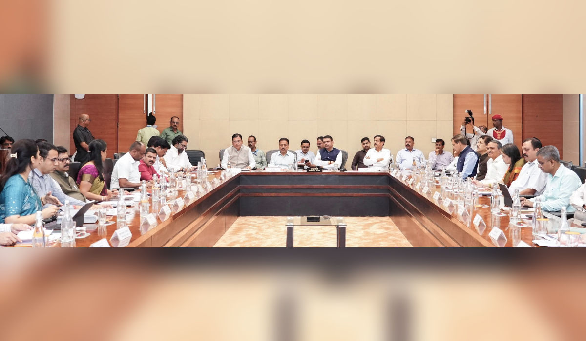 पालघर पूरस्थितीचा आढावा घेण्यासाठी मुख्यमंत्री देवेंद्र फडणवीस यांच्या अध्यक्षतेखाली मंत्रालयात आयोजित उच्चस्तरीय बैठक.