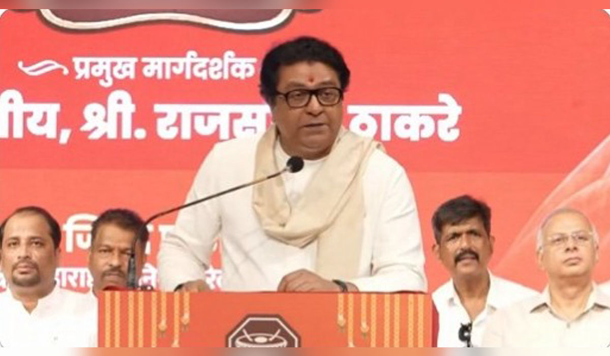 महाराष्ट्र नवनिर्माण रेल्वे कामगार सेनेच्या वर्धापनदिन कार्यक्रमात कार्यकर्त्यांना संबोधित करताना मनसे अध्यक्ष राज ठाकरे.