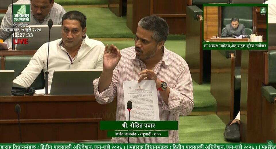 रोहित पवार यांनी विधानसभेत मुंबई-पुणे एक्सप्रेसवे मिसिंग लिंक प्रकल्पाच्या गुणवत्तेवर प्रश्न उपस्थित केले