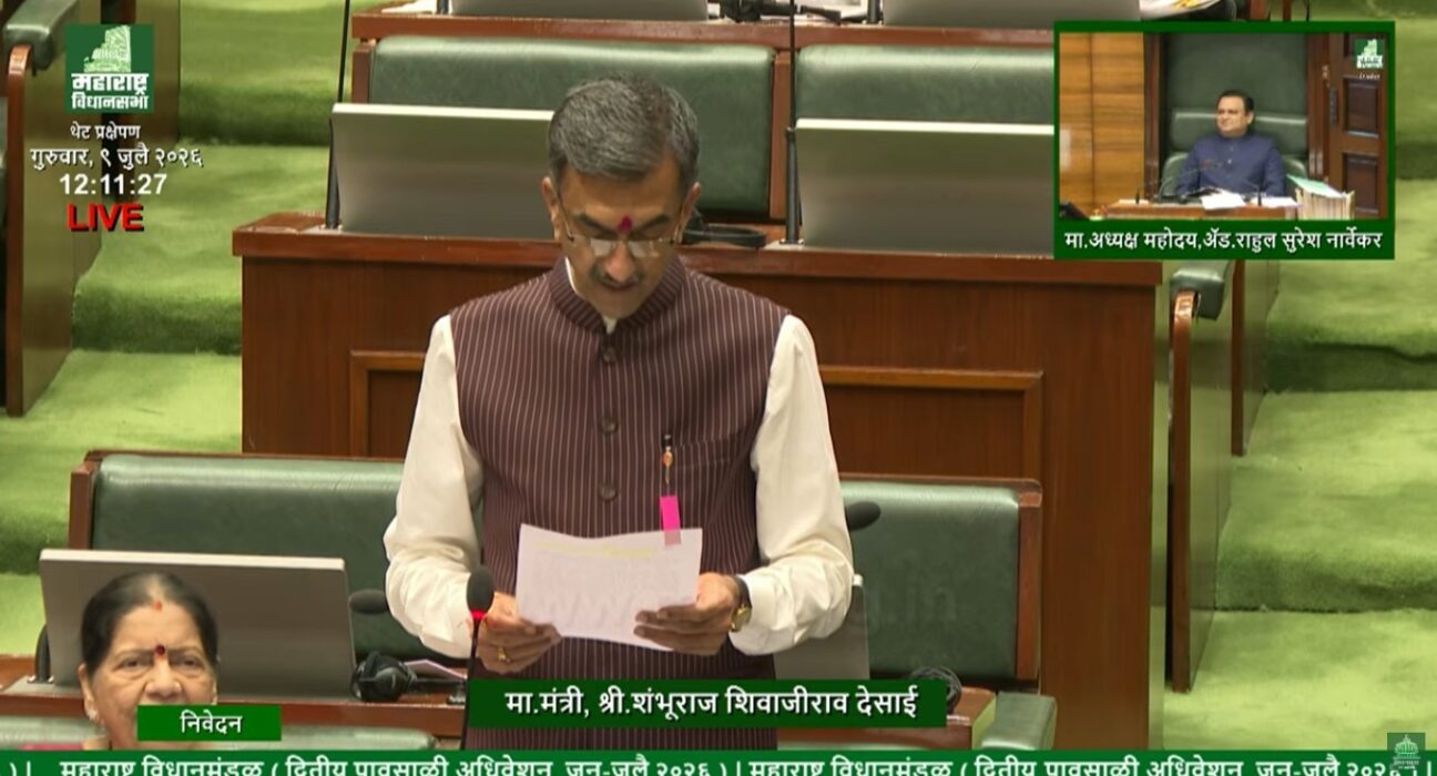 विधानसभेत निवेदन करताना पर्यटन मंत्री शंभूराज देसाई. प्रतापगड पायथ्याशी वीर जीवा महाले यांचे स्मारक उभारण्याची घोषणा त्यांनी केली.