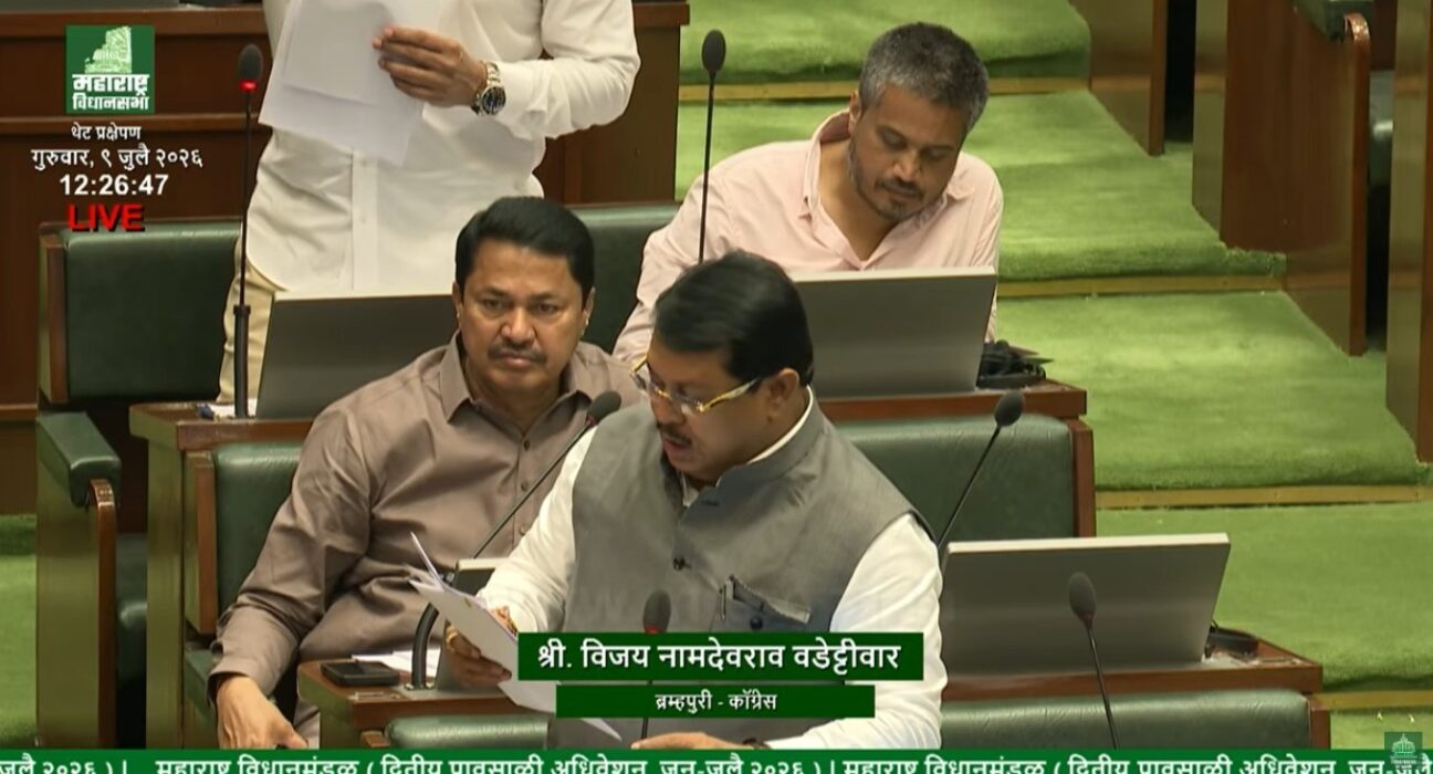 विधानसभेत नाशिक रिंगरोड प्रकल्पाच्या भूसंपादनातील कथित अनियमिततेचा मुद्दा उपस्थित करताना काँग्रेसचे विधिमंडळ नेते विजय वडेट्टीवार.
