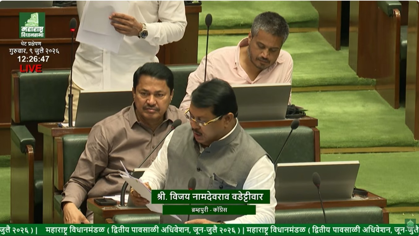 विधानसभेत नाशिक रिंगरोड प्रकल्पाच्या भूसंपादनातील कथित अनियमिततेचा मुद्दा उपस्थित करताना काँग्रेसचे विधिमंडळ नेते विजय वडेट्टीवार.