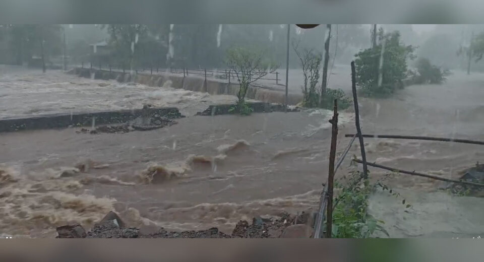 महाड तालुक्यातील विन्हेरे विभागात ढगफुटीसदृश मुसळधार पावसानंतर मलिकार्जुन नदीला आलेल्या पुराचे दृश्य.