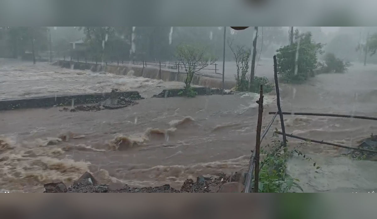 महाड तालुक्यातील विन्हेरे विभागात ढगफुटीसदृश मुसळधार पावसानंतर मलिकार्जुन नदीला आलेल्या पुराचे दृश्य.