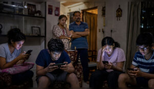 Kishorvayin mule mobile ani social media madhye guntlele, chintagrast palak – representative AI image