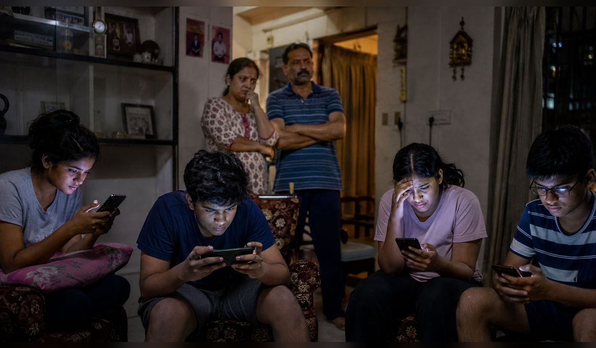 Kishorvayin mule mobile ani social media madhye guntlele, chintagrast palak – representative AI image