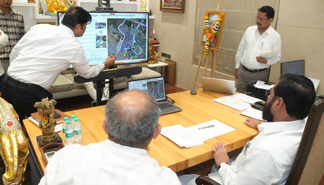 उपमुख्यमंत्री एकनाथ शिंदे ठाणे मेट्रो प्रकल्पाच्या पर्यायी मार्गाचा आढावा घेताना अधिकाऱ्यांसोबत बैठकीत.