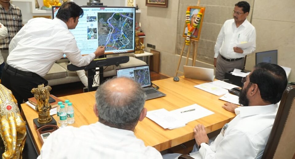 उपमुख्यमंत्री एकनाथ शिंदे ठाणे मेट्रो प्रकल्पाच्या पर्यायी मार्गाचा आढावा घेताना अधिकाऱ्यांसोबत बैठकीत.